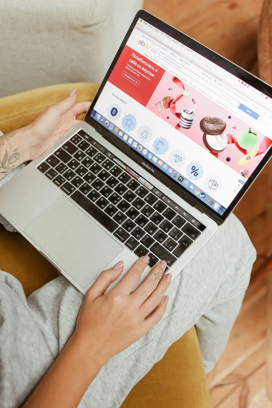 Persona comprando en una tienda online desde su computador