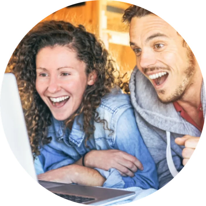 Pareja feliz revisando su sitio web en un computador